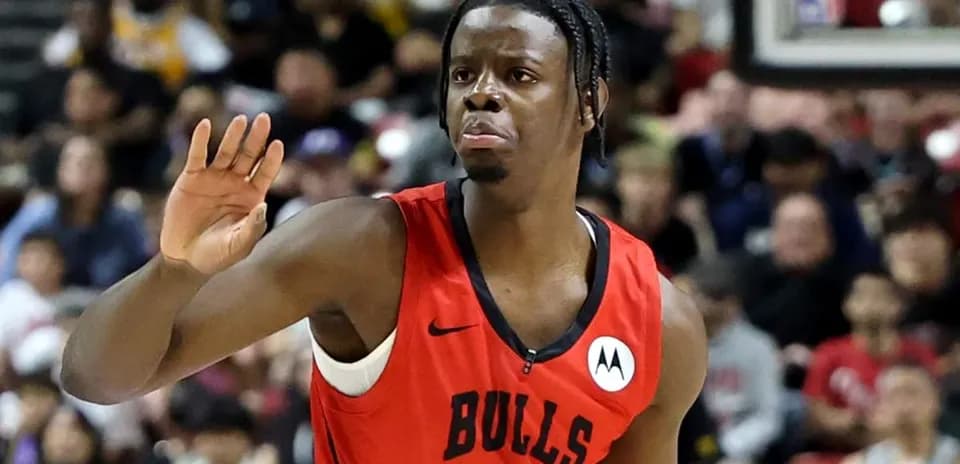 Joueur des Bulls levant la main lors du match