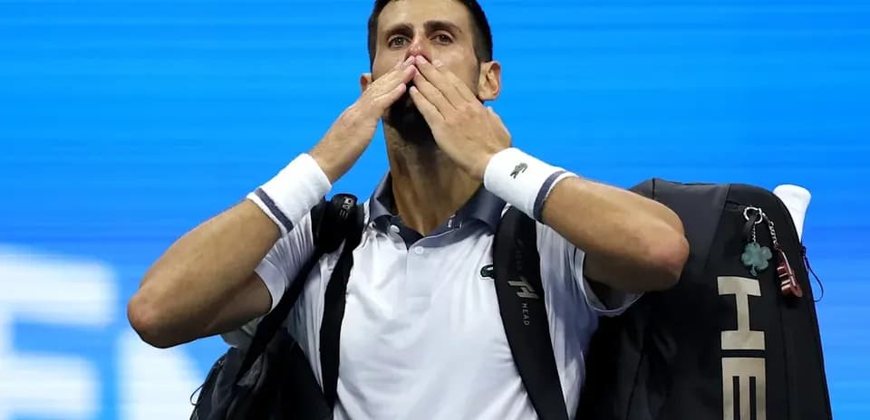 Joueur de tennis saluant le public après un match