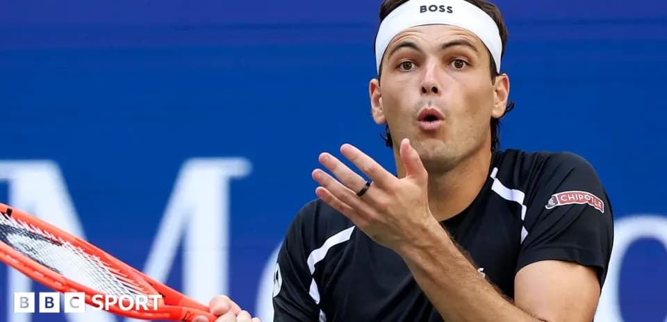 Joueur de tennis en action sur le court