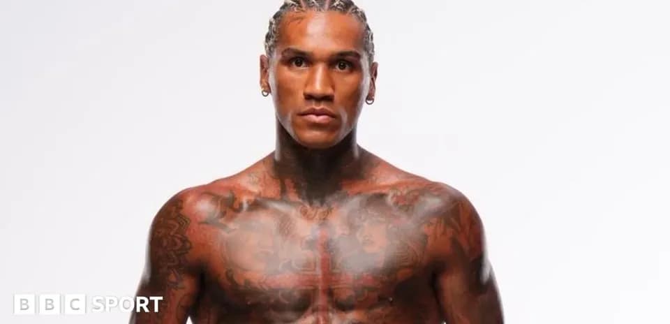 L'athlète torse nu avec des tatouages posant