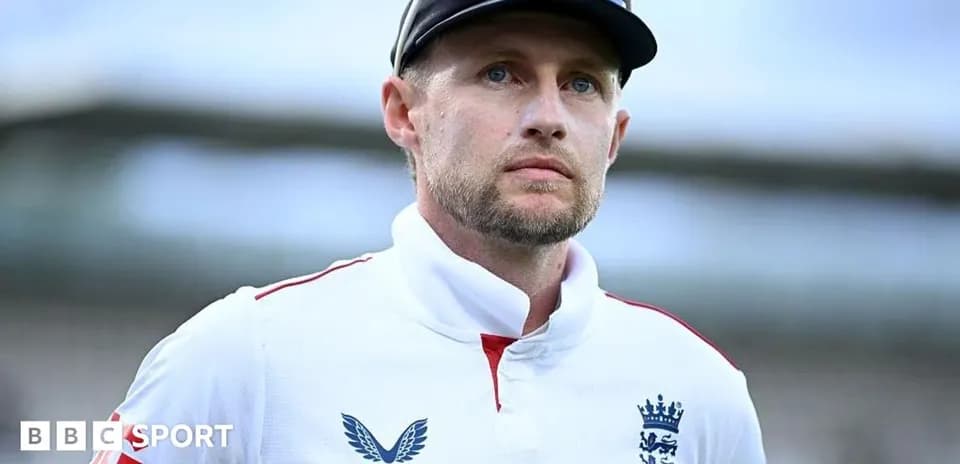 Joueur de cricket en tenue d'Angleterre sur le terrain