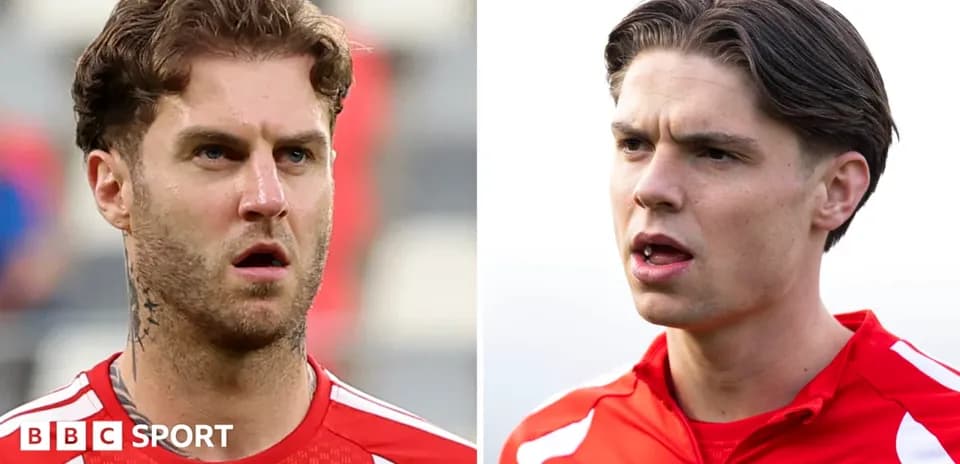 Deux joueurs de football en tenue rouge, regard sérieux