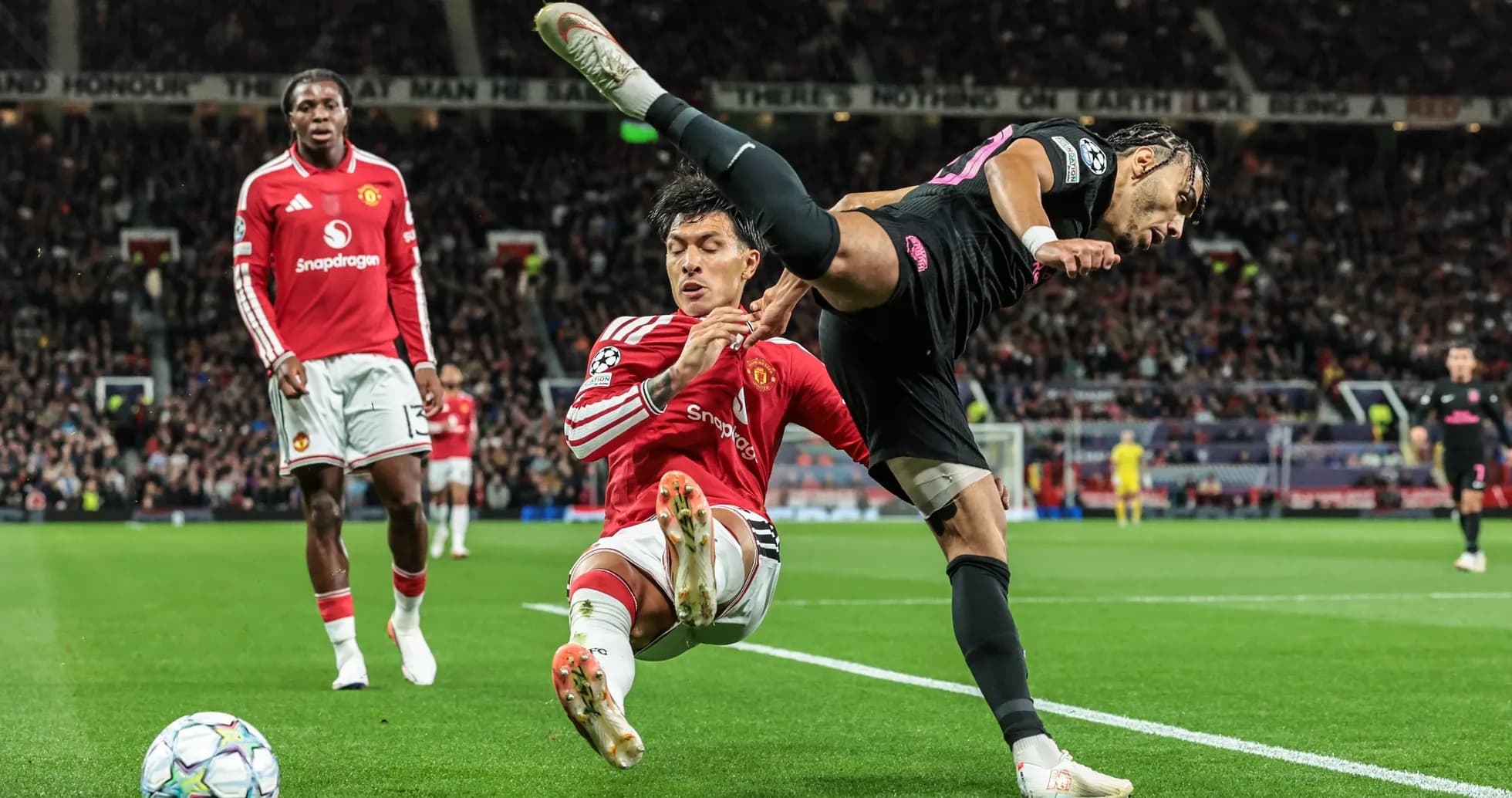 Joueur de Manchester United tacle un adversaire lors du match