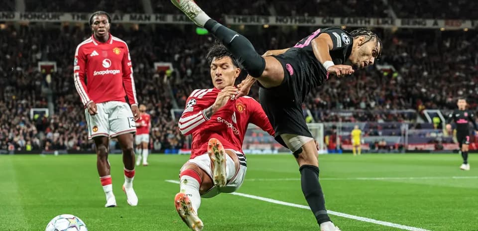 Joueur de Manchester United tacle un adversaire lors du match