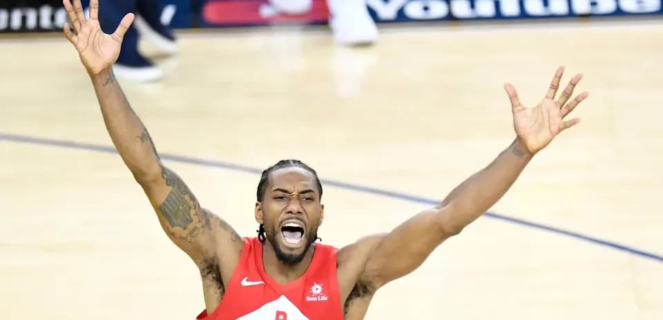 Joueur levant les bras sur le terrain de basket
