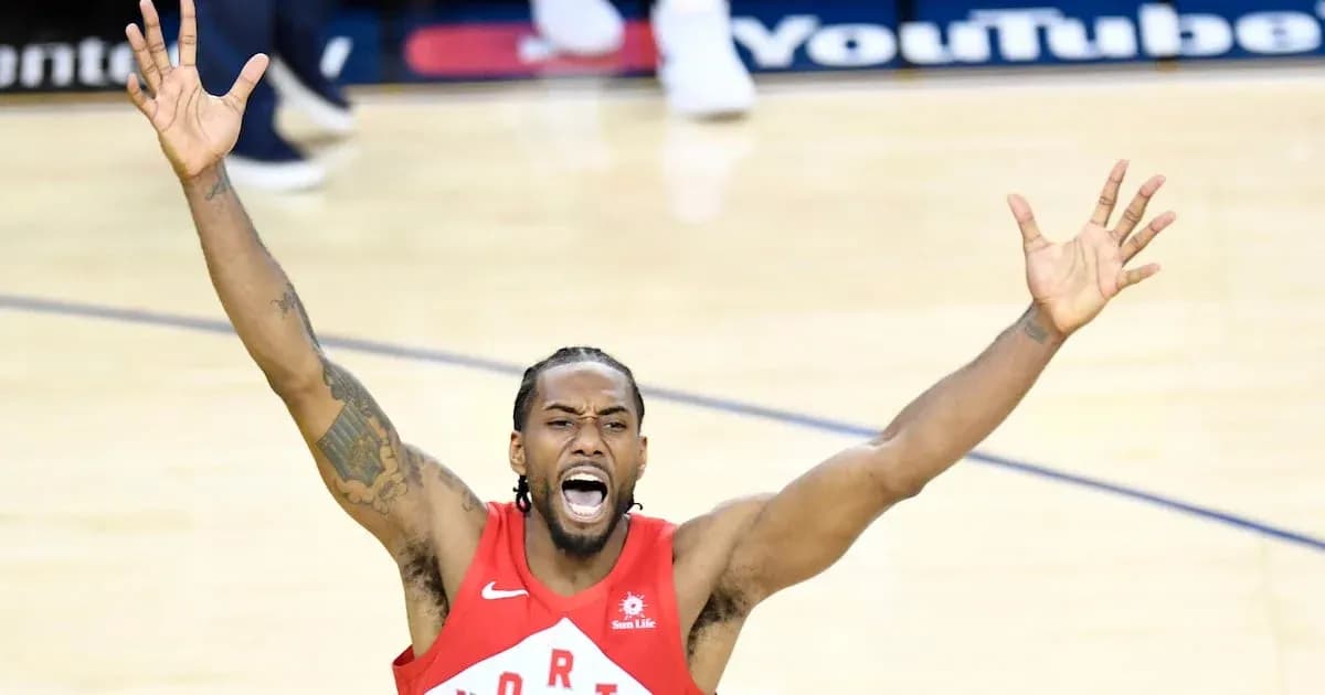 Joueur levant les bras sur le terrain de basket