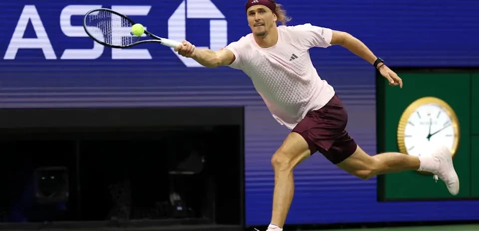 Joueur de tennis en pleine course pour frapper la balle