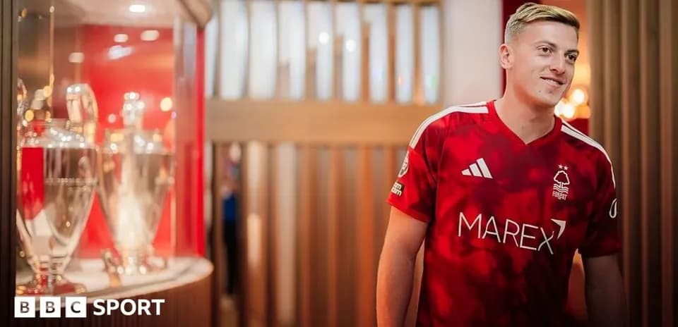 Joueur en maillot de Nottingham Forest près des trophées