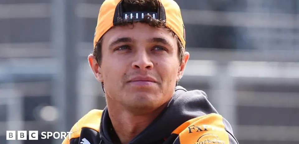 Pilote de Formule 1 en tenue de McLaren