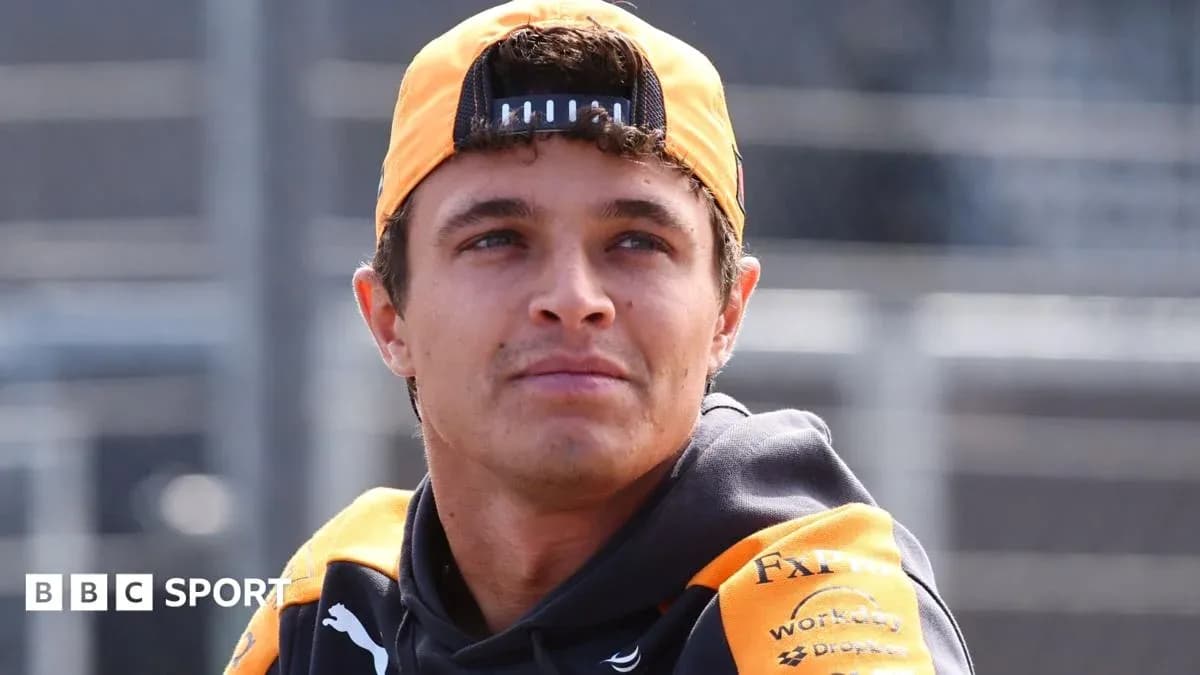 Pilote de Formule 1 en tenue de McLaren