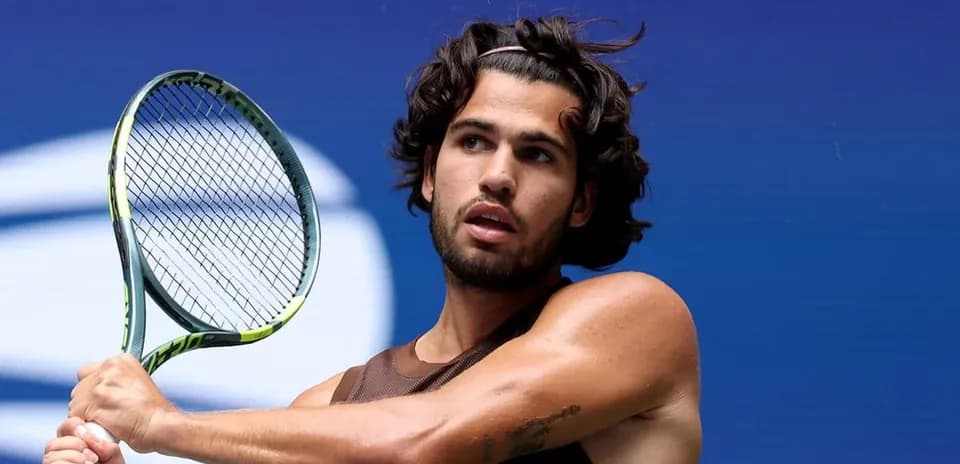 Joueur de tennis tenant une raquette sur le court