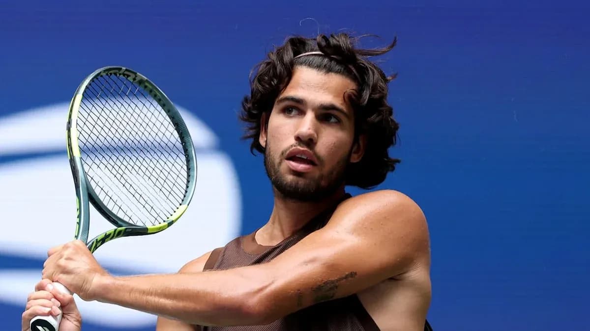 Joueur de tennis tenant une raquette sur le court