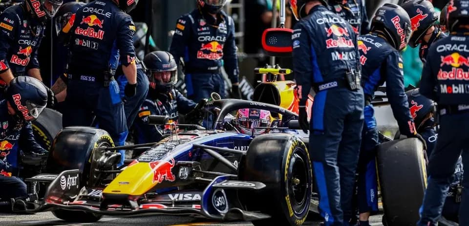 Équipe Red Bull effectuant un pit stop pendant la course