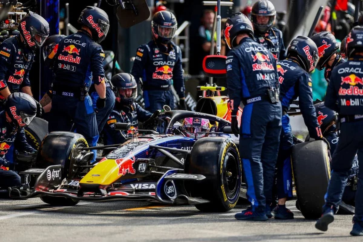 Équipe Red Bull effectuant un pit stop pendant la course