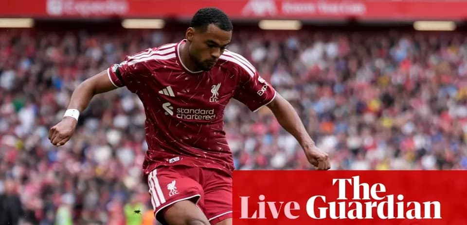 Joueur de Liverpool dribblant sur le terrain pendant le match