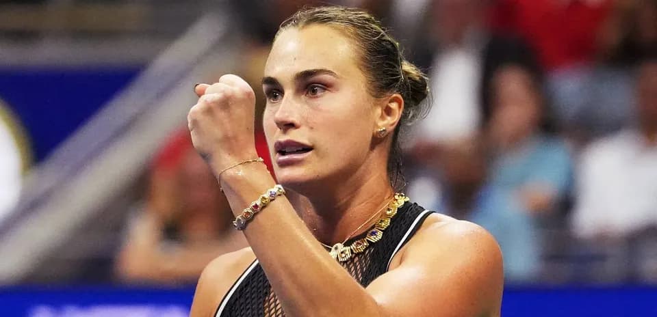 Joueuse de tennis célébrant un point durant un match