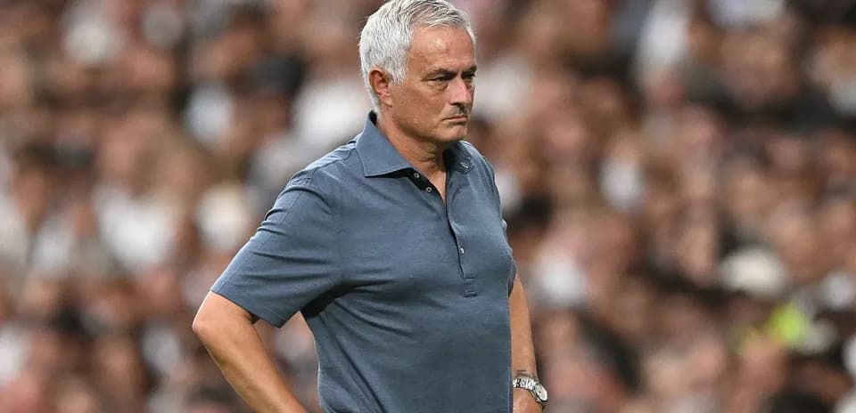 Entraîneur observant le match sur la touche
