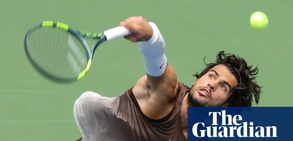 Joueur de tennis servant sur court pendant un match