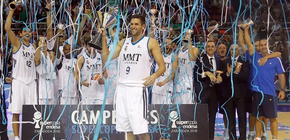 Équipe célébrant la victoire avec trophées et confettis
