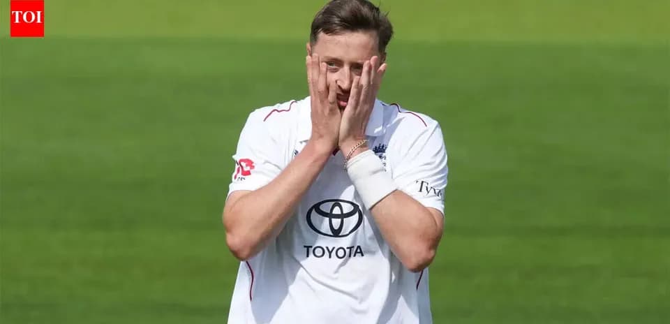 Joueur de cricket se tenant le visage sur le terrain