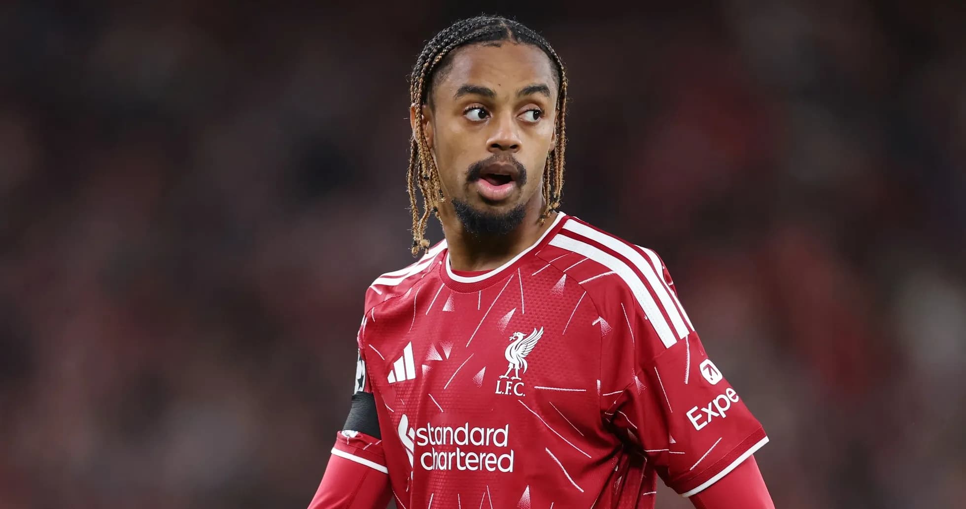 Joueur de Liverpool en tenue rouge sur le terrain