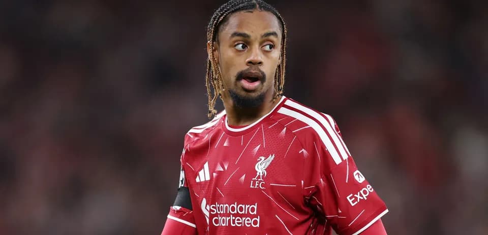 Joueur de Liverpool en tenue rouge sur le terrain