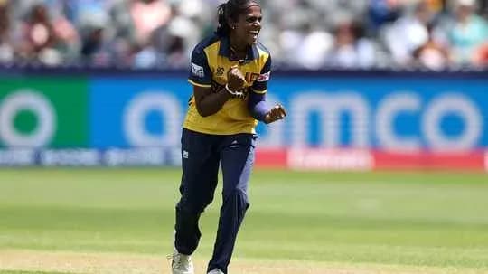 Joueuse célébrant un wicket lors d'un match