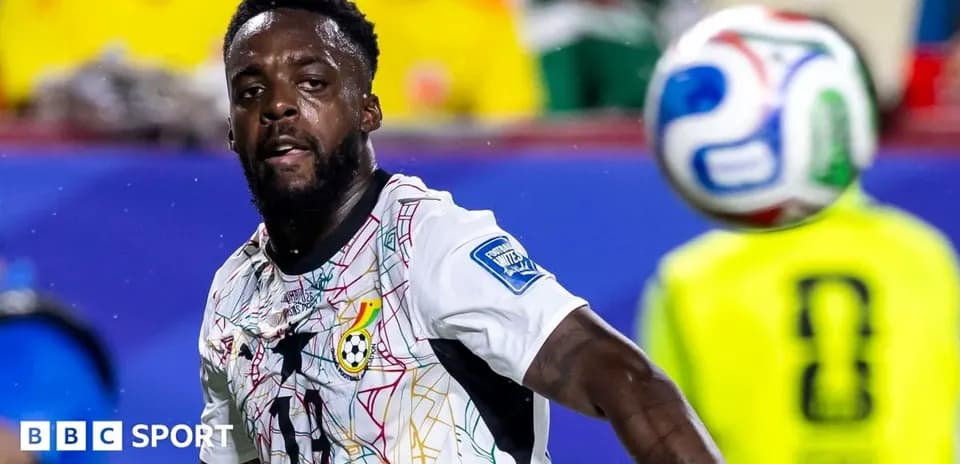 Joueur de football en action avec le ballon