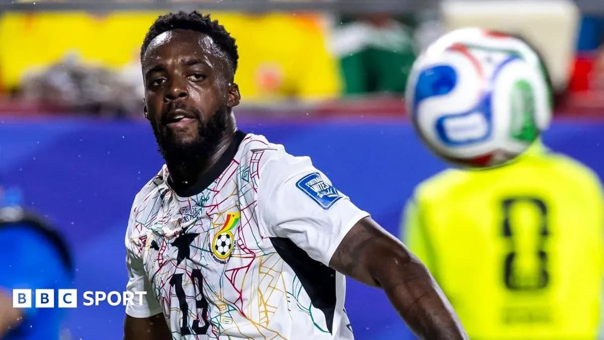Joueur de football en action avec le ballon