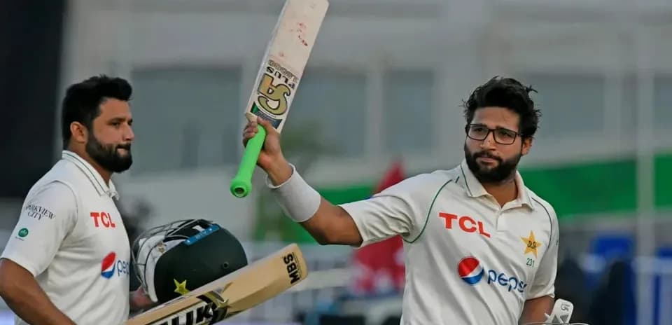 Joueurs de cricket pakistanais célébrant un score