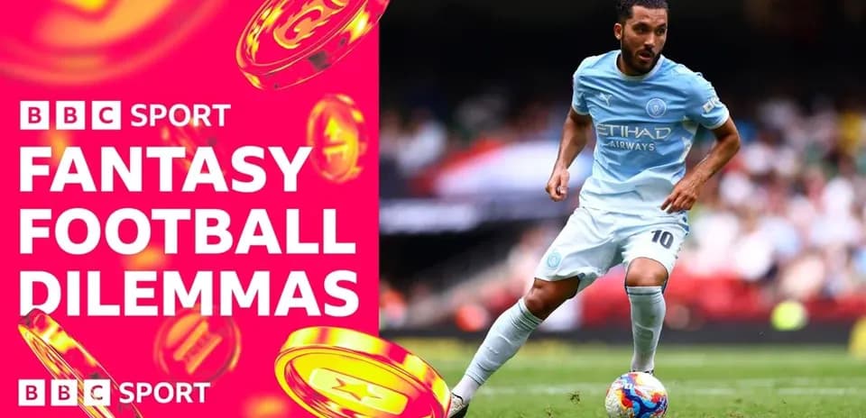 Joueur en maillot bleu dribblant sur le terrain