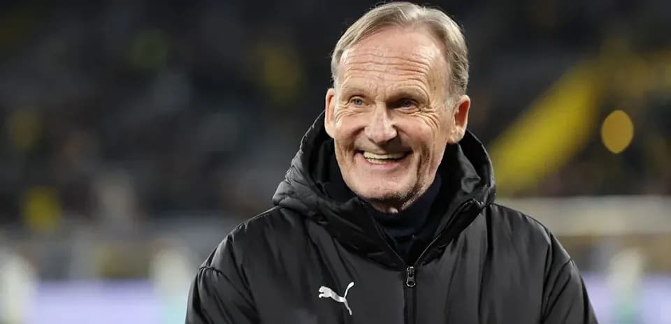 Homme souriant sur le bord du terrain