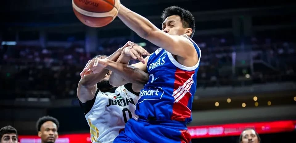 Joueur de basket en action avec un adversaire
