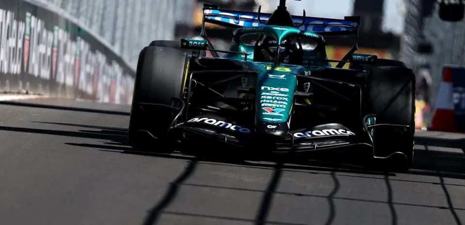Voiture de Formule 1 en pleine course sur circuit