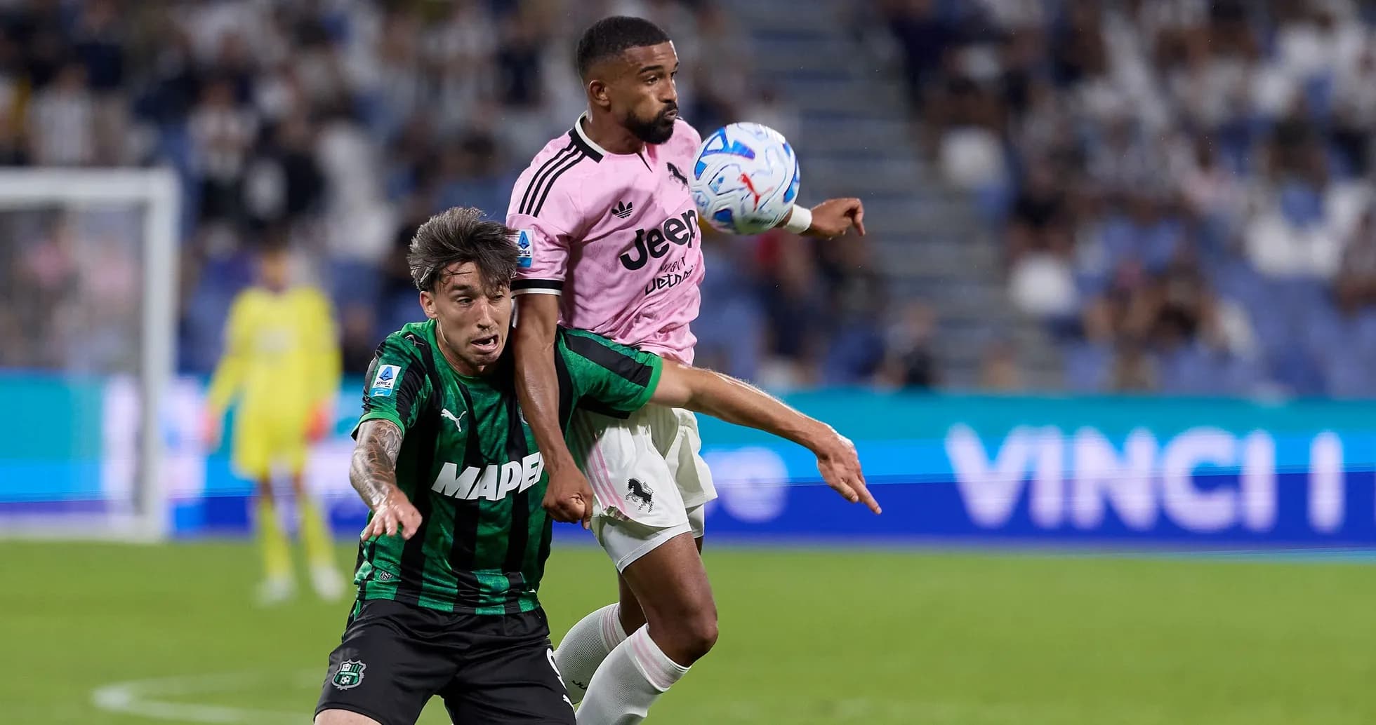 Joueur de la Juventus en duel avec un joueur de Sassuolo
