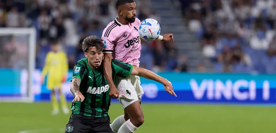Joueur de la Juventus en duel avec un joueur de Sassuolo