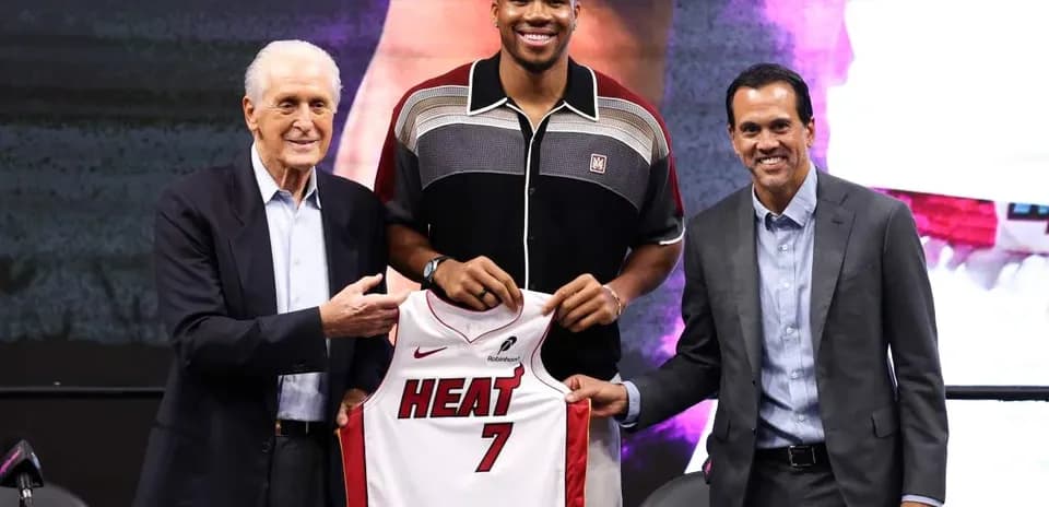 Présentation d'un joueur avec le maillot des Miami Heat