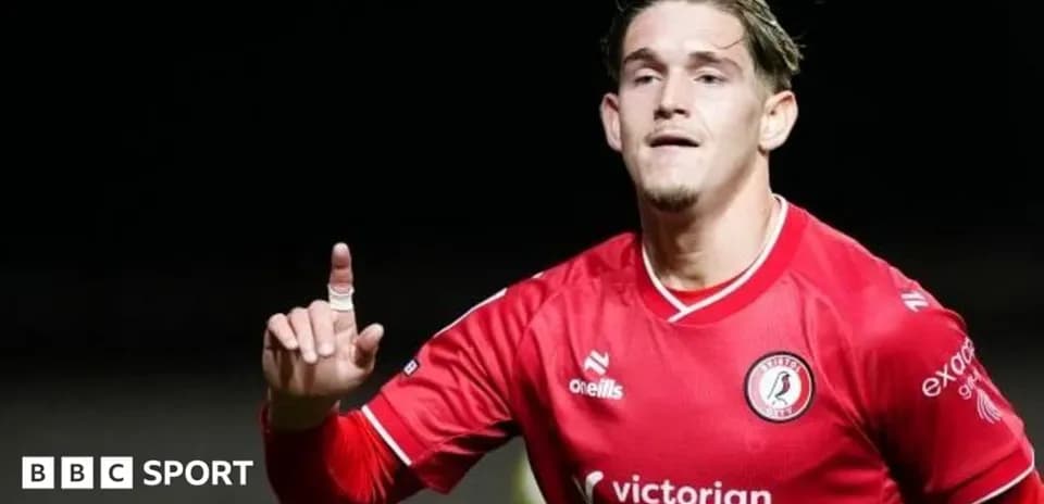 Joueur en maillot rouge célébrant un but