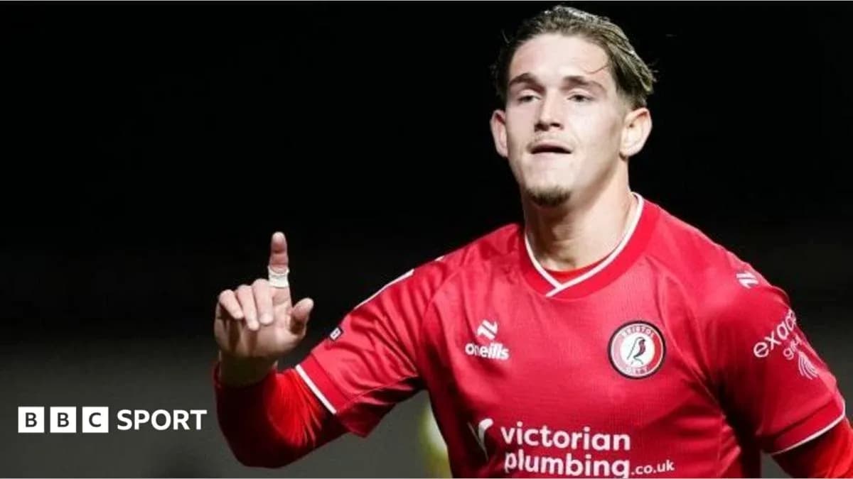 Joueur en maillot rouge célébrant un but