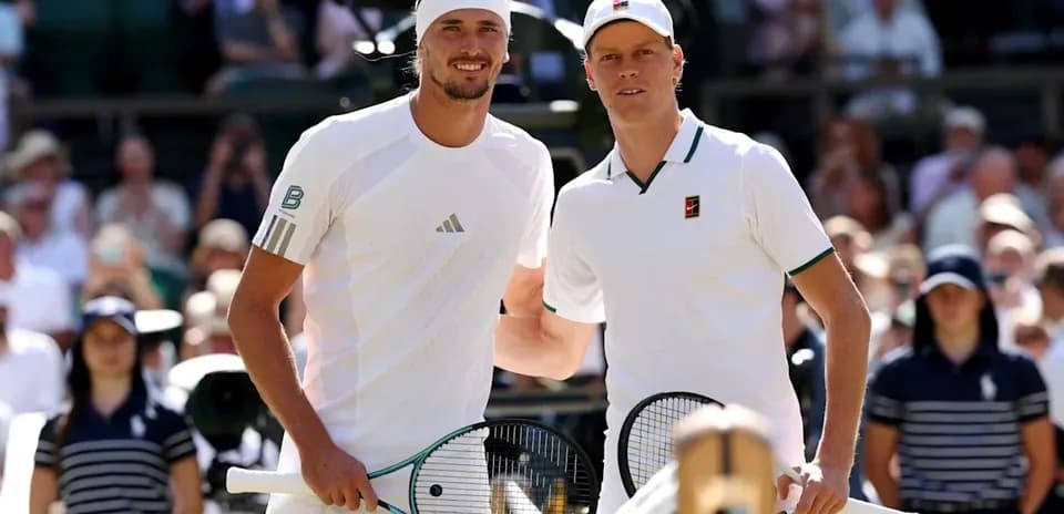 Deux joueurs de tennis posant avant un match