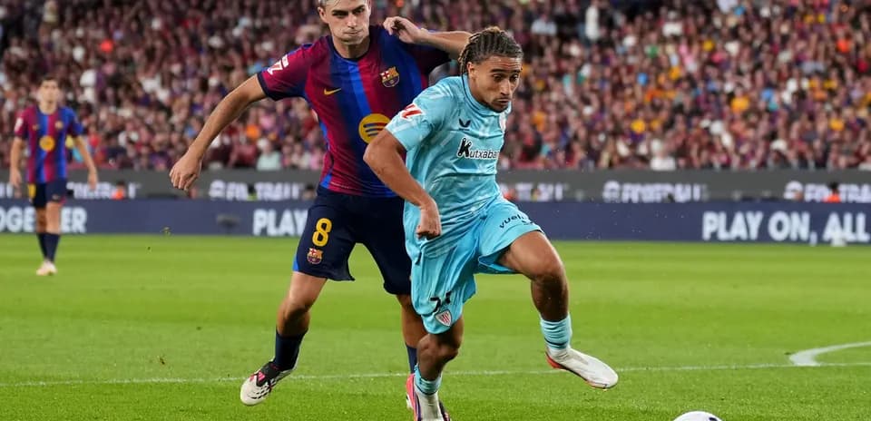 Joueur du FC Barcelone en train de défendre un adversaire