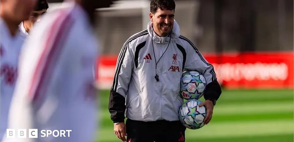 Entraîneur portant des ballons à l'entraînement de Liverpool