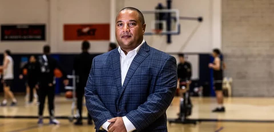 Entraîneur posant sur le terrain d'entraînement de basket