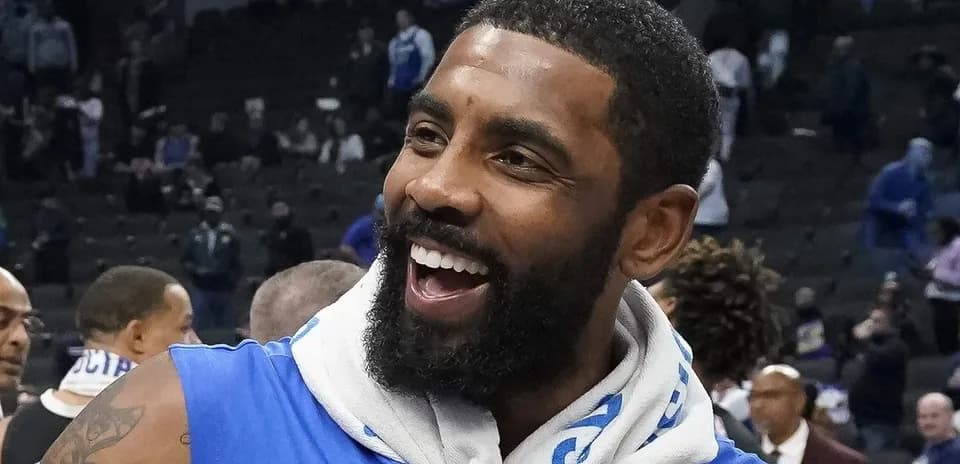 Joueur de basket souriant après le match