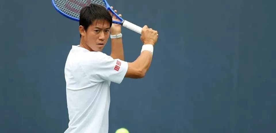 Joueur de tennis préparant un coup avec sa raquette