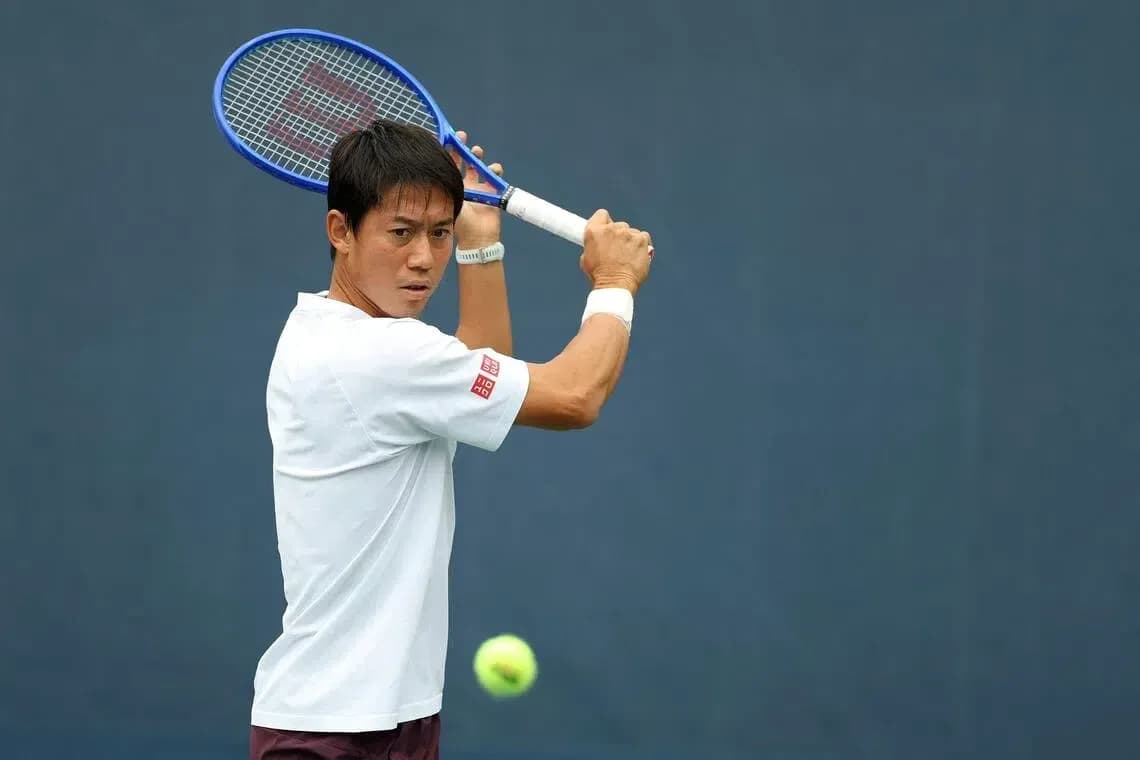 Joueur de tennis préparant un coup avec sa raquette