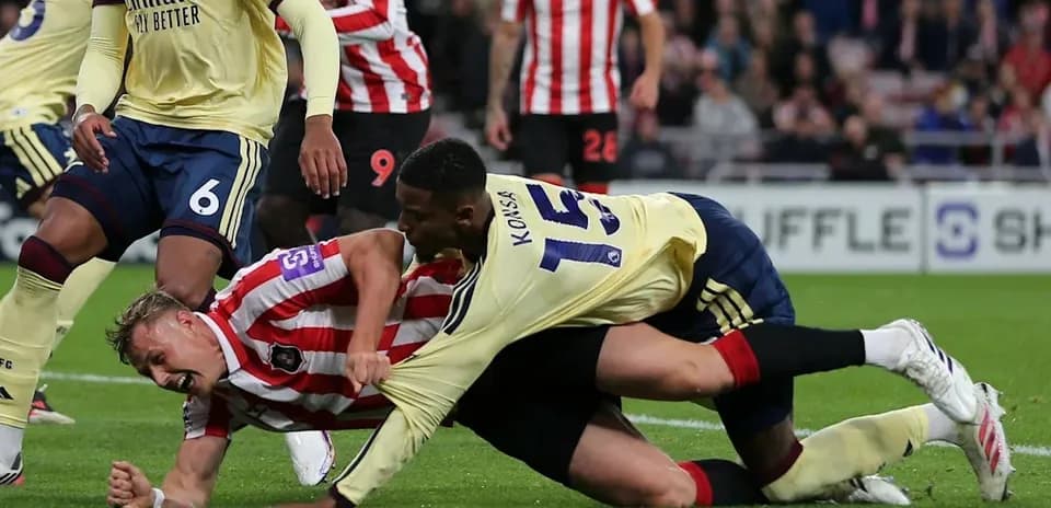 Joueurs en lutte au sol pendant un match de football