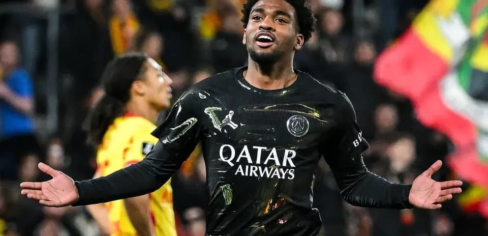 Joueur de PSG célébrant un but pendant le match