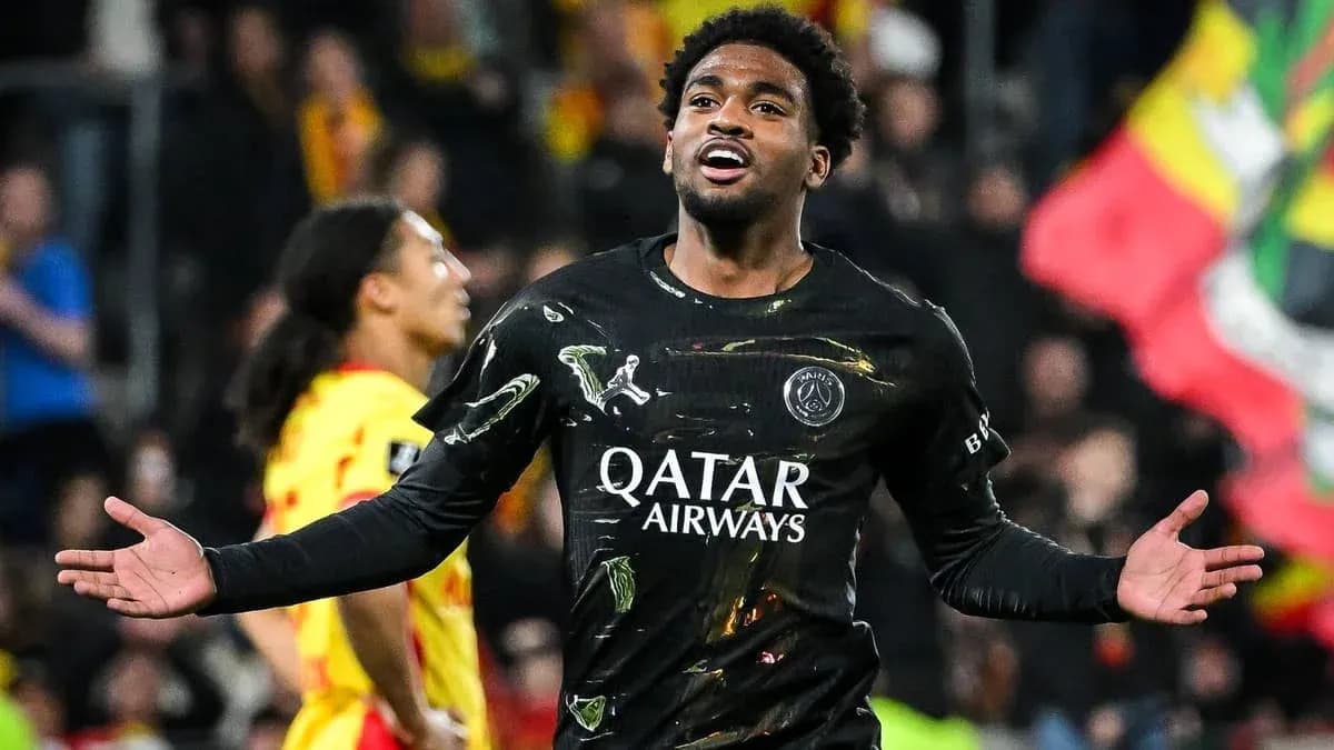 Joueur de PSG célébrant un but pendant le match