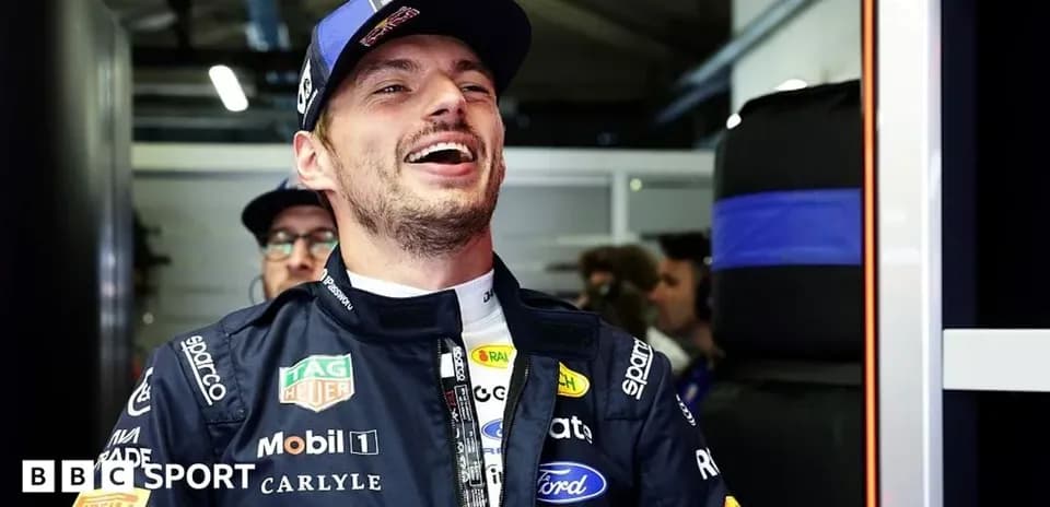 Pilote souriant dans le garage de l'équipe de course
